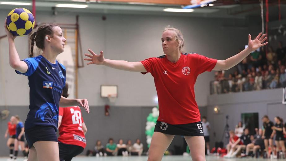 Hannah Heilmann (r) vom Schweriner KC spielt für die deutsche Korfball-Nationalmannschaft