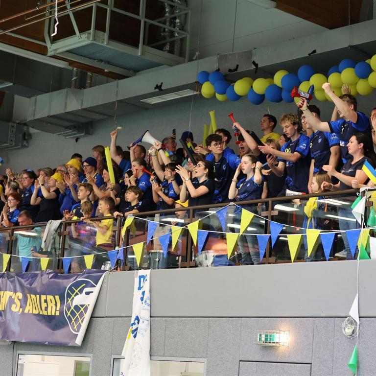 Fans des KV Adler Rauxel jubeln