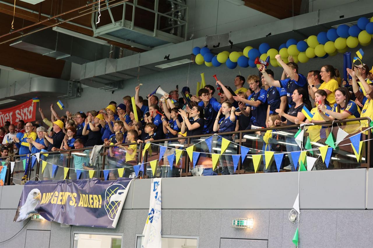 Fans des KV Adler Rauxel jubeln