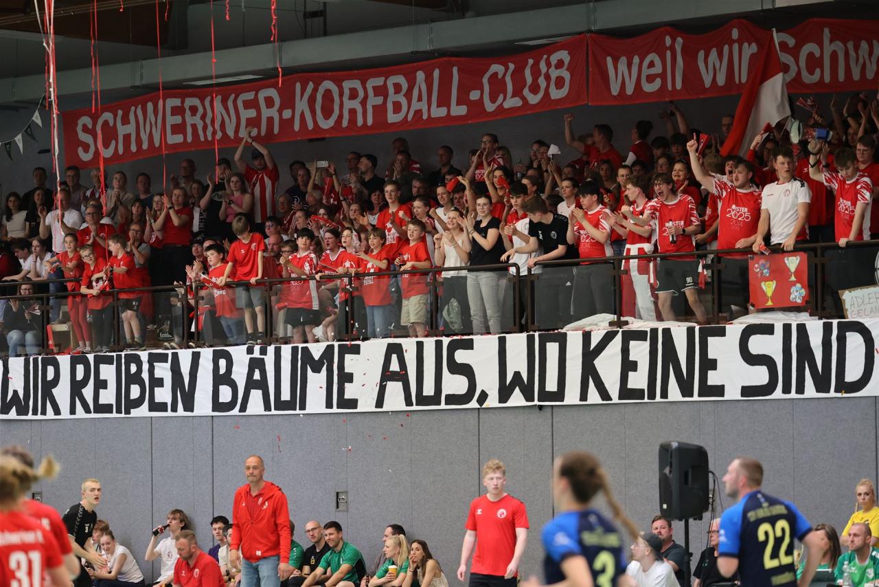 Fans des Schweriner KC jubeln