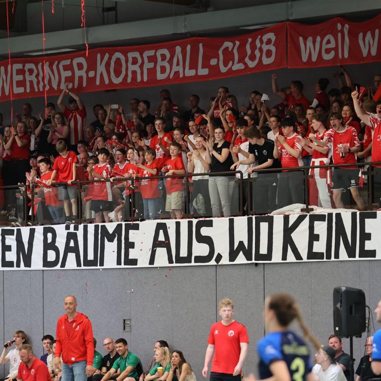 Fans des Schweriner KC jubeln