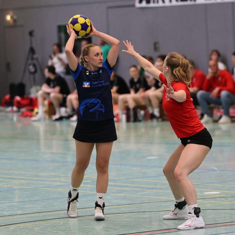 Julia Strach am Ball für Adler Rauxel
