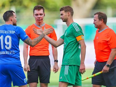 Wacker Obercastrop (blaue Trikots) war mit Kevin Großkreutz in den Jahren 2023 bis 2025 das Castrop-Rauxeler Fußball-Aushängeschild. ©Jens Lukas