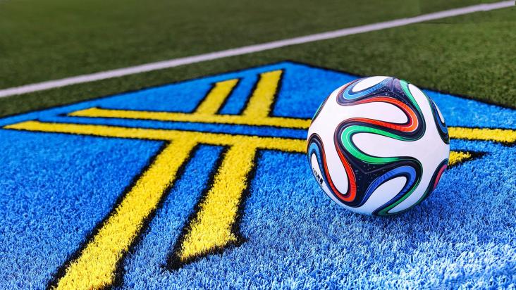 2021-04 Symbolfoto Fußball mit Licht Wappen Castrop-Rauxel Symbolbild Jens Lukas 1