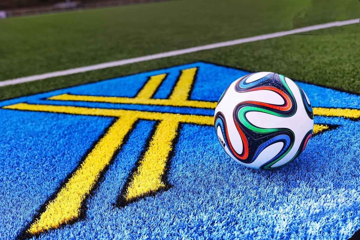 2021-04 Symbolfoto Fußball mit Licht Wappen Castrop-Rauxel Symbolbild Jens Lukas 1