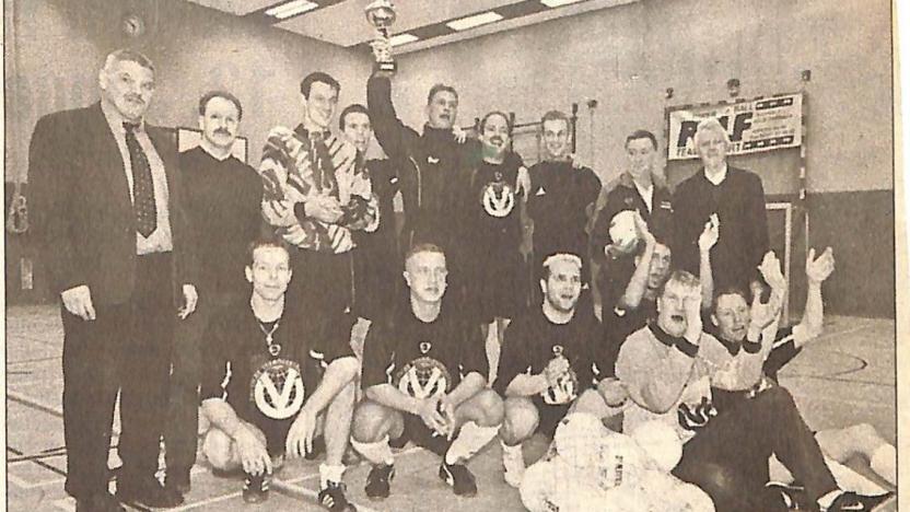 2001 FB STM Halle Team Ausschnitt Jan 2002