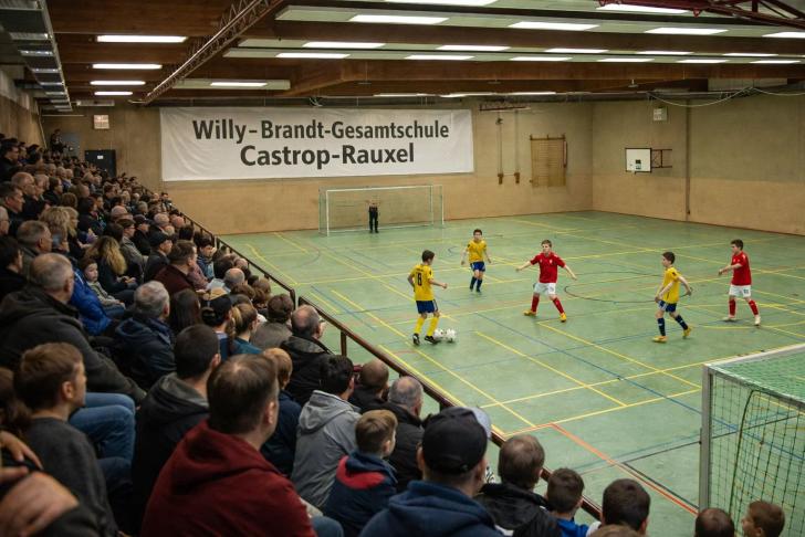 Tribüne beim Hallenfußball